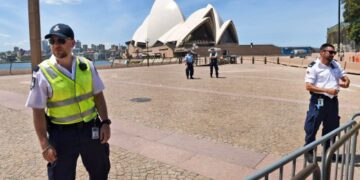 Sydney boğazı hava-i fişek şöleni için sıkı güvenlik: Yılbaşı gecesi 3 bin polis görevde