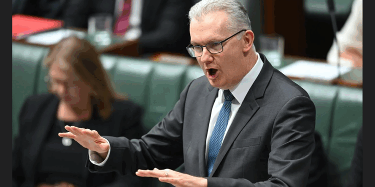 Avustralya İçişleri Bakanı Tony Burke, yaptığı ardışık açıklamalarda vize sisteminin sıkılaştırılması ve suçla mücadelede sıfır tolerans vurgusu yaptı.