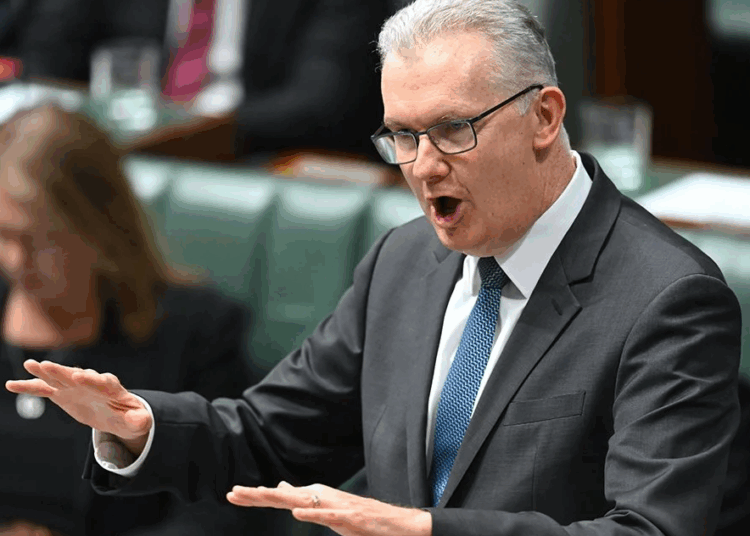 Avustralya İçişleri Bakanı Tony Burke, yaptığı ardışık açıklamalarda vize sisteminin sıkılaştırılması ve suçla mücadelede sıfır tolerans vurgusu yaptı.