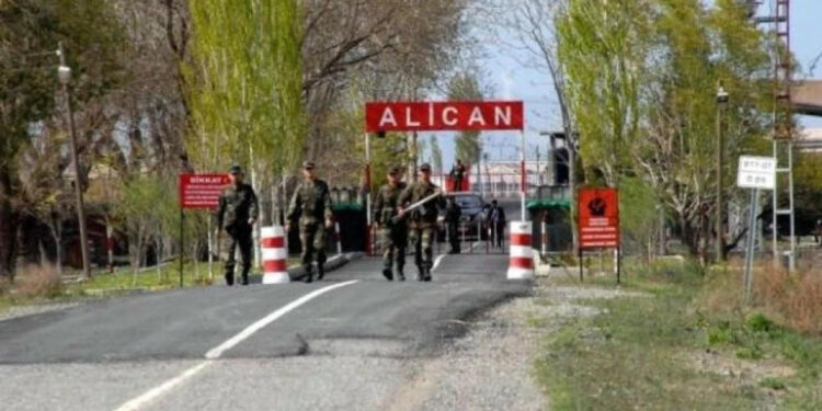 Türkiye’nin önümüzdeki altı ay içinde Ermenistan ile olan kara sınırını yeniden açmayı planladığı öne sürüldü.