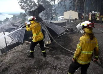 Avustralya’da aşırı yaz iklimi 50 ayrı noktada yangını tetikledi:16 ev küle döndü