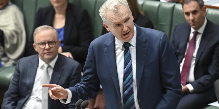 Avustralya’dan radikal göç reformuna açıklayan Bakan Burge: “Amaç kapıları kapatmak değil, doğru kapıları doğru insanlara açmak”