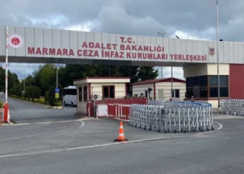 İBB davasında tahliye olanlar, cezaevi kapısında yeniden gözaltına alındı