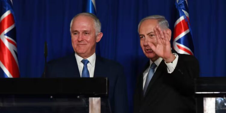 Eski Başbakanı Malcolm Turnbull, İsrail Başbakanı Binyamin Netanyahu’nun Filistin’in tanınmasını Bondi Beach’teki saldırıyla ilişkilendirmesine sert tepki gösterdi.