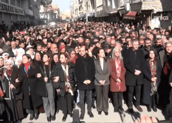 DEM Parti grup toplantısını sınırda yapıyor: DEM Partili vekiller ve halk yürüyüş Nusaybin’de başladı