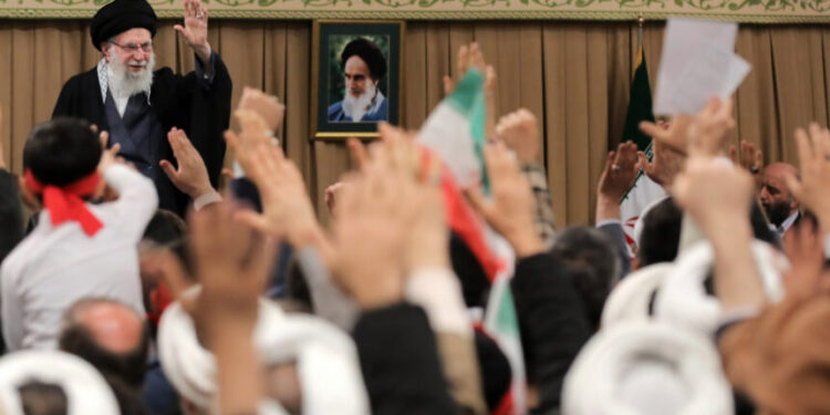 İran Dini Lideri Ali Hamaney, Ocak 1977de devrik Şah yönetimine karşı Kum kentinde başlayan ayaklanmanın yıl dönümü vesilesiyle bu kentin sakinlerini kabul ettiği toplantıda, ülkede ekonomik sorunlar nedeniyle başlayan ve dün gece şiddetlenen olaylara ilişkin değerlendirmelerde bulundu. (Credit Image: © Iranian Supreme LeaderS Office via ZUMA Press Wire)