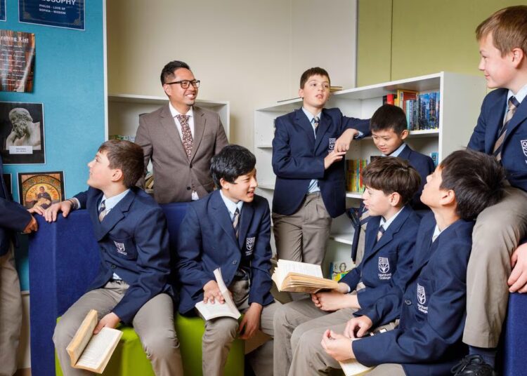 Kamuoyunda “ücretsiz” olarak bilinen devlet okullarına rağmen, bir çocuğun 13 yıllık eğitim sürecinin ailelere 108 bin Avustralya dolarını aşan bir maliyet yüklediği belirtildi.