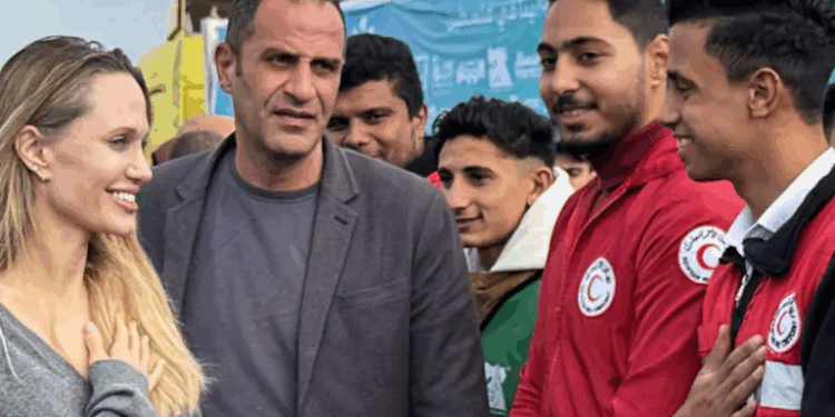 ABD’li ünlü oyuncu Angelina Jolie Mısır’la Gazze Şeridi arasındaki Refah Sınır Kapısı’nı ziyaret etti, Mısır Kızılayı yetkilileriyle görüştü