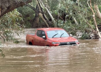 Queensland’de sel faciasına ramak kaldı: Baba ve kızı 13 kilometre yürüyerek kurtuldu