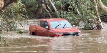 Queensland’de sel faciasına ramak kaldı: Baba ve kızı 13 kilometre yürüyerek kurtuldu