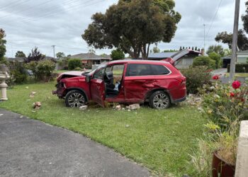 Zanlı kovalamaca sırasında, bir kaç polis aracına çarptı:66 ayrı suçtan aranıyor