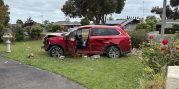 Zanlı kovalamaca sırasında, bir kaç polis aracına çarptı:66 ayrı suçtan aranıyor