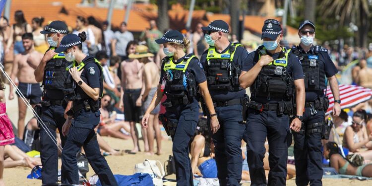 Victoria Polisi, yaz aylarına özel yürütülen Operation Summersafe kapsamında devriye ve güvenlik önlemlerini artırdı.