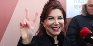 ‘Erdoğan’a hakaret’ suçlamasıyla gözaltına alınmıştı; Sedef Kabaş, adli kontrol kararıyla serbest