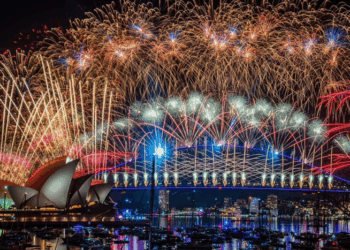Yeni yıl kutlaması buruk geçti: Sydney Boğazında anma ve ışık gösterisi