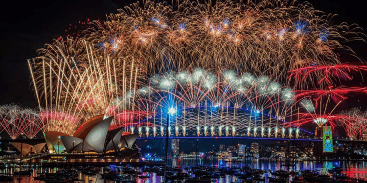 Sydney’deki geleneksel yılbaşı kutlamaları, Bondi Plajı’nda Aralık ayında yaşanan terör saldırısının yarattığı derin acının gölgesinde gerçekleşti.