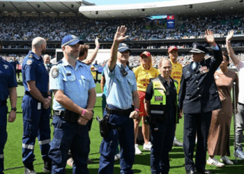 Ashes Testi’nde Bondi saldırısının kahramanlarına anlamlı saygı duruşu
