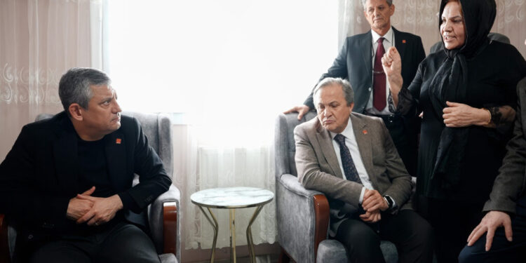 Cumhuriyet Halk Partisi Genel Başkanı Özgür Özel, Kahramanmaraş’ın Şekeroba Beldesi’nde 6 Şubat depremlerinde yakınlarını kaybeden Bolat Ailesini ziyaret etti.