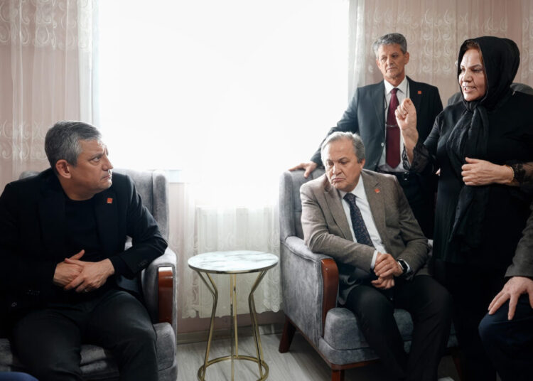 Cumhuriyet Halk Partisi Genel Başkanı Özgür Özel, Kahramanmaraş’ın Şekeroba Beldesi’nde 6 Şubat depremlerinde yakınlarını kaybeden Bolat Ailesini ziyaret etti.