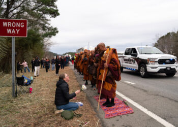 Budist keşişlerden eksi 3 derecede 40 kilometre ‘Barış Yürüyüşü’