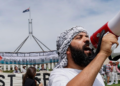 Herzog’a Canberra’da protesto: Parlamento’daki tepkiye Yeşiller lideri Waters ve Senatör Pocock da katıldı