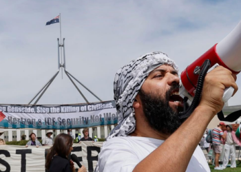 Herzog’a Canberra’da protesto: Parlamento’daki tepkiye Yeşiller lideri Waters ve Senatör Pocock da katıldı