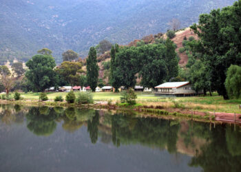 Melbourne’de sadece 5 kişinin yaşadığı kasaba satışa çıkardı