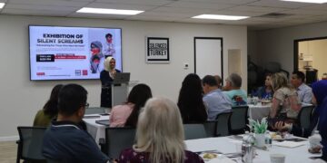 ‘Sessiz Çığlıklar’ın 41. kez durağı Avustralya: Türkiye’deki zulmün bavulları Sydney’de açılıyor