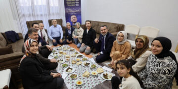 AKP’li Bakan’dan Erdoğan afişi ve reklamlı iftar sofrası
