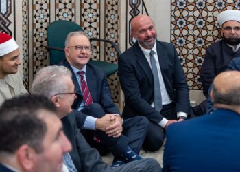 Bayramlaşma sırasında camide protesto edilen  Başbakan Albanese:Ezici çoğunluk olumlu karşıladı