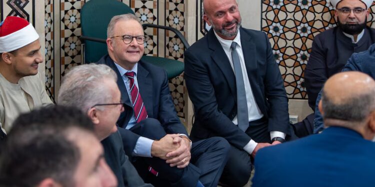 Lakemba Camii’nde bayram namazına katılan Başbakan Anthony Albanese, bazı katılımcıların protestosuyla karşılaştı.
