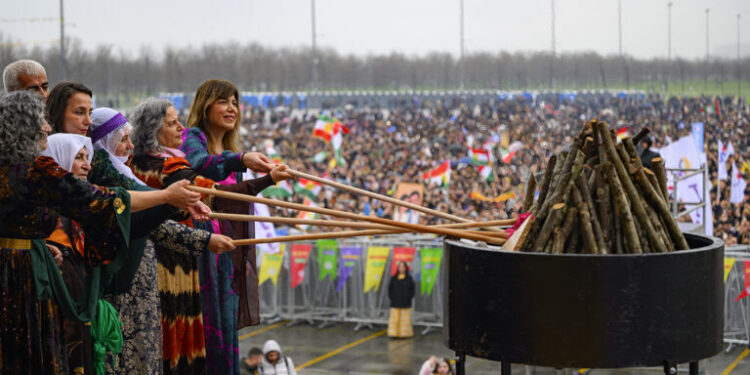 İstanbul’da Newroz kutlamaları Fatih’te bulunan Yenikapı Meydanı’nda yapıldı. "Özgürlük ve Demokrasi Newroz'u" sloganıyla düzenlenen mitingte DEM Parti Eş Genel Başkanı Tülay Hatimoğulları konuşma yaptı.