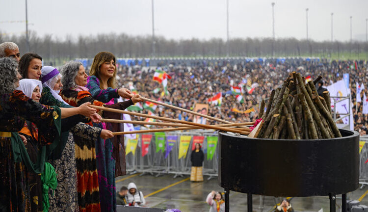 İstanbul’da Newroz kutlamaları Fatih’te bulunan Yenikapı Meydanı’nda yapıldı. "Özgürlük ve Demokrasi Newroz'u" sloganıyla düzenlenen mitingte DEM Parti Eş Genel Başkanı Tülay Hatimoğulları konuşma yaptı.