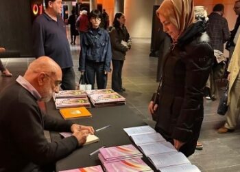 Paris’te okurlarıyla buluşan Ahmet Altan: Diktatörlerin edebiyatı sevmediğini söyledi