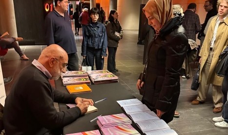Yazar Ahmet Altan, Paris’in önemli mekânlarından La bibliothèque de l’Institut’de okurlarıyla buluştu