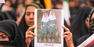 İran’da öldürülen kız çocukları için cenaze töreni: Binler toplandı