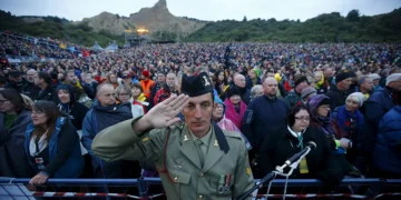 Anzak askerleri Gelibolu’da ‘Şafak Ayini’ ile anıldı