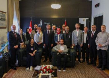 CHP Genel Başkanı Özgür Özel, KHK’lılarla biraraya geldi