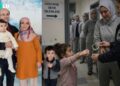 Kelepçeye uzanan minik el: 2 yaşındaki Azra’nın cezaevi karesi yürek burktu