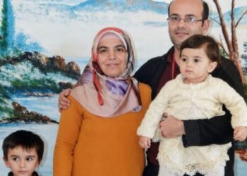 Kelepçeye uzanan minik el: 2 yaşındaki Azra’nın cezaevi karesi yürek burktu