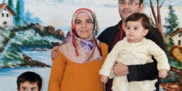 Kelepçeye uzanan minik el: 2 yaşındaki Azra’nın cezaevi karesi yürek burktu