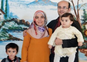 Kelepçeye uzanan minik el: 2 yaşındaki Azra’nın cezaevi karesi yürek burktu