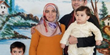 Kelepçeye uzanan minik el: 2 yaşındaki Azra’nın cezaevi karesi yürek burktu