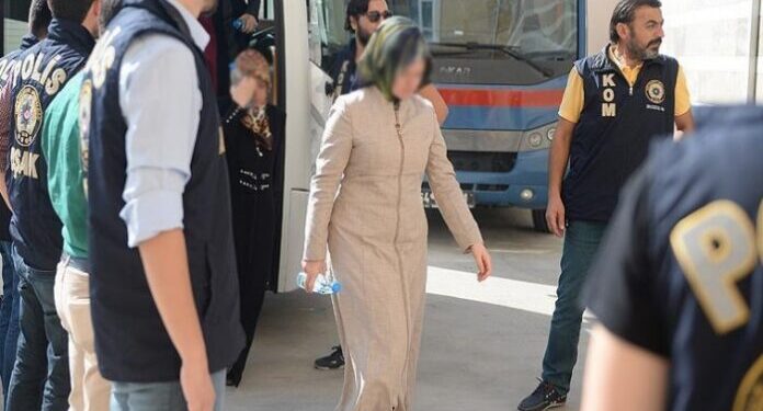 Dört öğretmen, iki asker ve bir polis tutuklandı