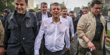 CHP Genel Merkezi’nde dün ne yaşandı: Polis tahliyesi ve Melis’e yürüyüş