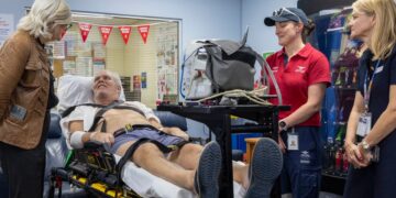 Genel Vali Mostyn’den Hava Ambulans Servisi Brisbane Üssü’nü ziyaret