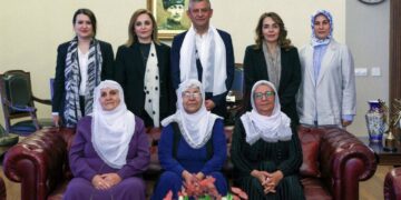 Barış Anneleri heyeti, CHP’yi ziyaret etti