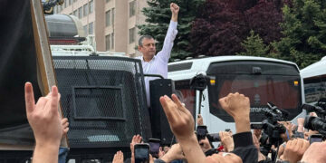 Meclis’e yürüyen Özgür Özel, TOMA’ya çıktı: Bundan sonra CHP’nin genel merkezi TBMM’dir