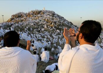 Yüz binlerce Müslüman Arafat’ta dua durdu