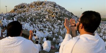 Yüz binlerce Müslüman Arafat’ta dua durdu